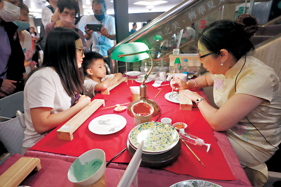 ◆彩瓷彩藝攤位吸引不少市民參與。香港文匯報記者郭木又 攝