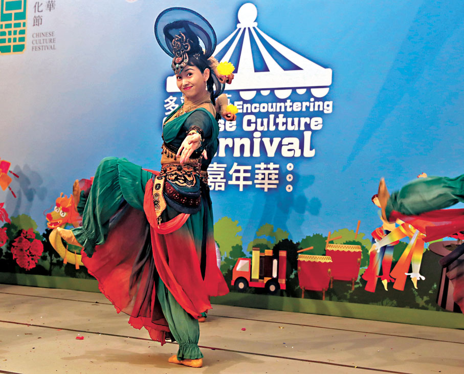 ◆舞者舞姿吸引，觀眾報以熱烈掌聲。香港文匯報記者郭木又 攝