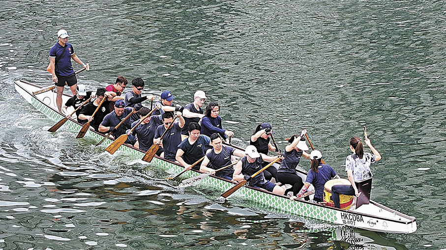 ◆龍舟訓練者在端午比賽前加緊刻苦訓練。 香港文匯報記者張得民  攝