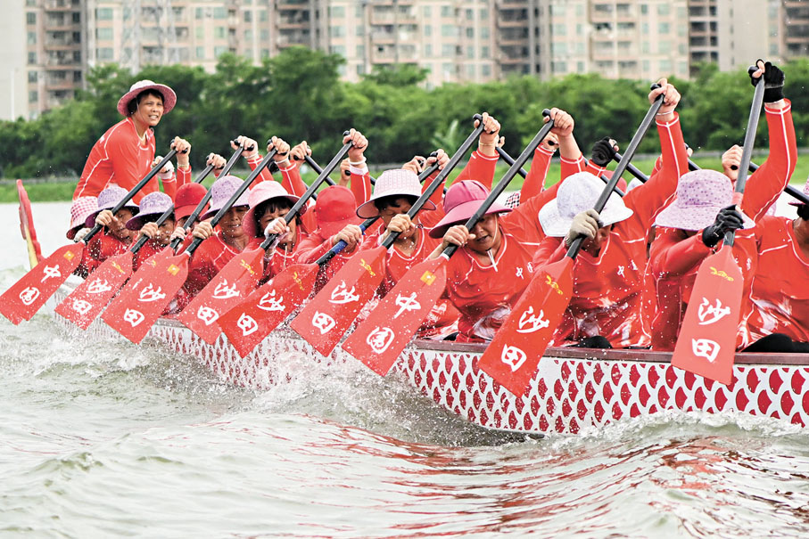 ◆「媽媽龍舟隊」隊員在河面上進行訓練。資料圖片