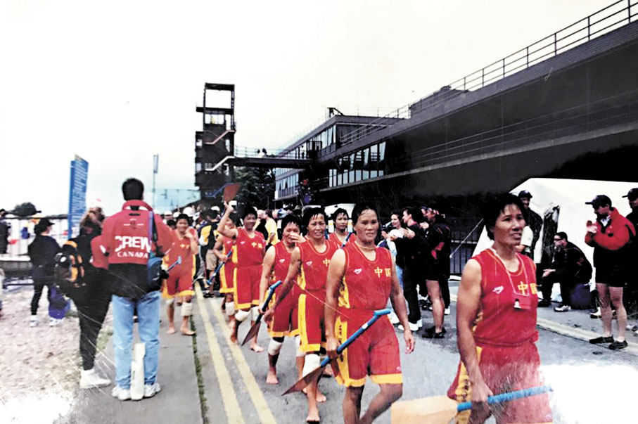 ◆1999年，沙田女子龍舟隊出征英國。網上圖片