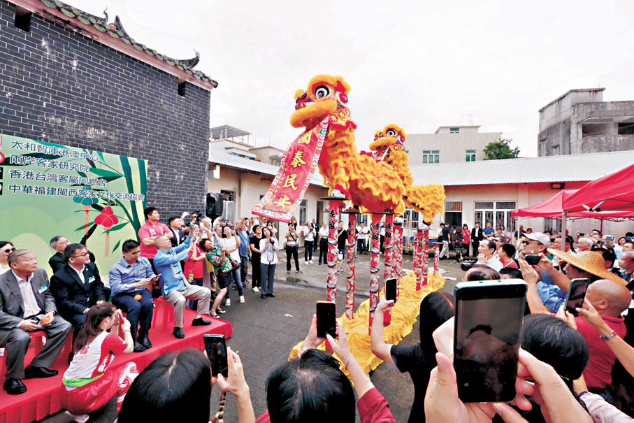 ◆高樁舞獅表演為活動增添熱鬧氣氛。香港文匯報記者北山彥  攝