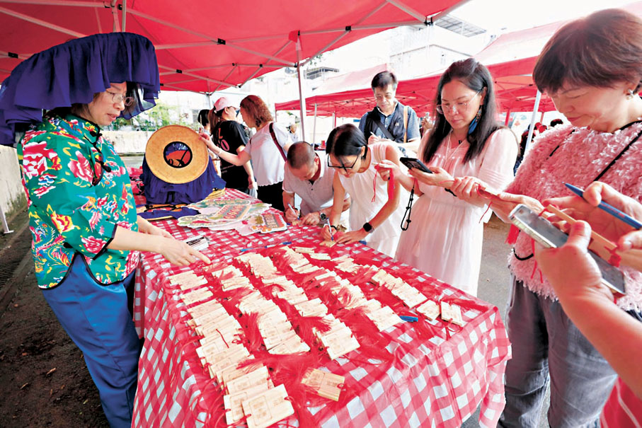 ◆來賓在牌上寫下祈福字句。香港文匯報記者北山彥  攝