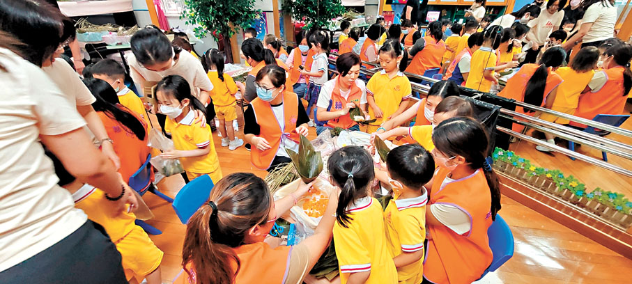 ◆賴玥均日前聯同多名義工帶領約300位幼稚園生體驗了一番親手包糉子的樂趣。