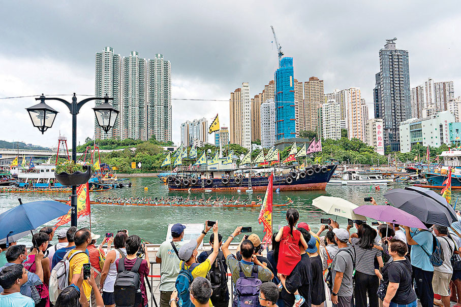 ◆香港仔龍舟競渡大賽呈現濃郁的中國傳統和漁港色彩。 資料圖片
