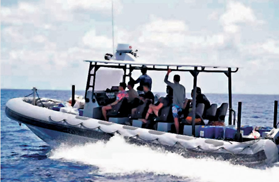 ◆現場圖片顯示乘船菲軍方人員狀態良好。 網上圖片