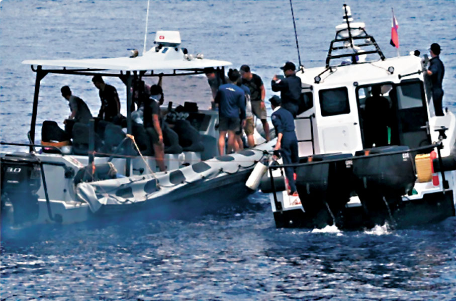 ◆菲軍方衝鋒艇正在過駁可疑物資。網上圖片