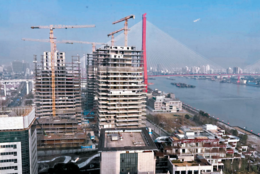 ◆上海土拍恢復市場競價，圖為上海楊浦區一處正在開發中的樓盤。 香港文匯報記者孔雯瓊  攝