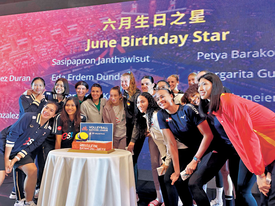◆大會特意為每隊於6月生日的球員慶祝。 香港文匯報記者張發兒 攝