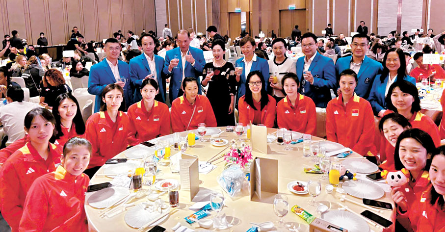 ◆中國女排球員出席昨日晚宴。 香港文匯報記者張發兒 攝