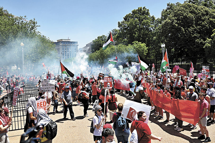 ◆ 逾3萬撐巴人士白宮外示威，現場瀰漫濃煙。 路透社