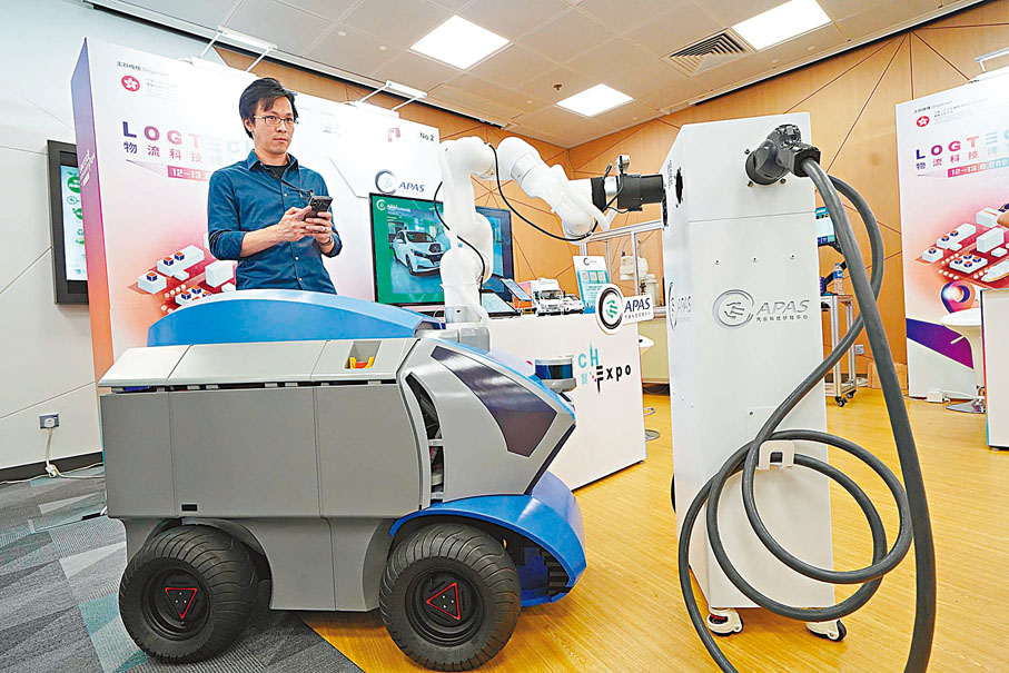 ◆博覽現場展出的全自動電動車充電機械人。香港文匯報記者曾興偉 攝