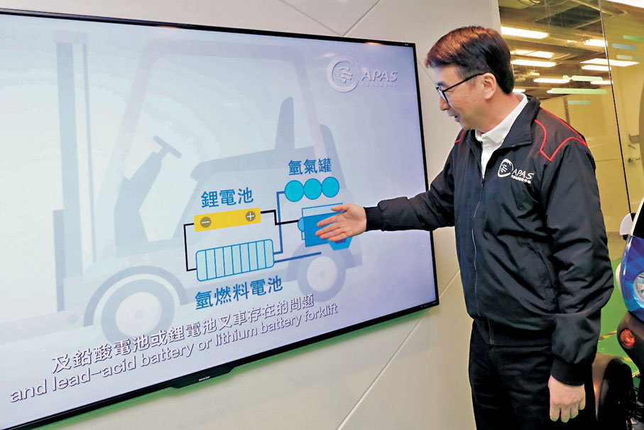 ◆張梓昌介紹電動叉車的運作。香港文匯報記者北山彥 攝