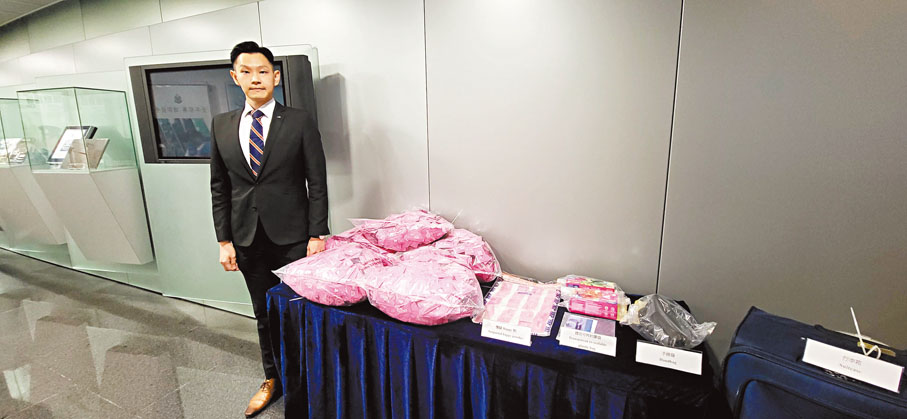 ◆警方講述偵破2013年以來最大宗「Happy粉」毒品案詳情及展示檢獲證物。 香港文匯報記者鄧偉明 攝