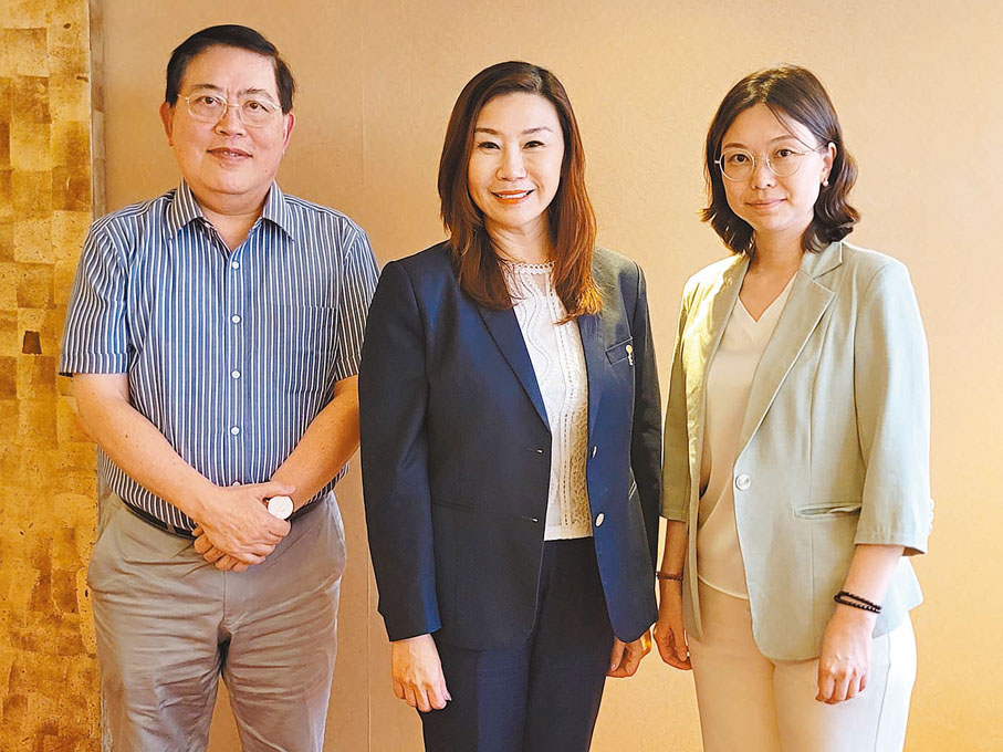 ◆左起：趙應春、曹虹、吳靜。香港文匯報記者鍾健文  攝
