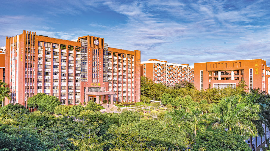 ◆華商教育集團於 2003 年創立，以高等教育、職業教育為主，涵蓋國際教育、義務教育、幼兒教育、老年教育、教育科技等。