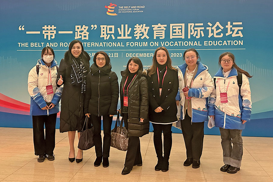 ◆廖伊曼（左二）出席「一帶一路」職業教育國際論壇，並與大學生志願者交流。