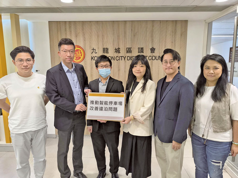 ◆林博（左二）參與交通運輸委員會會議，改善社區違泊的問題。