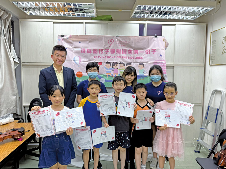◆林博提倡通過教育資源的優化配置，為孩子們提供更好的學習環境。圖為他和播樂慈善體藝系列──小提琴初階訓練班的學生們合影。