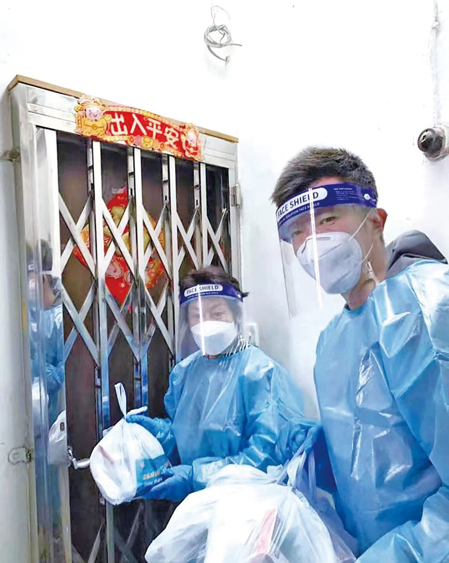 ◆疫情期間，林博（右）上門派發防疫物資給有需要市民。