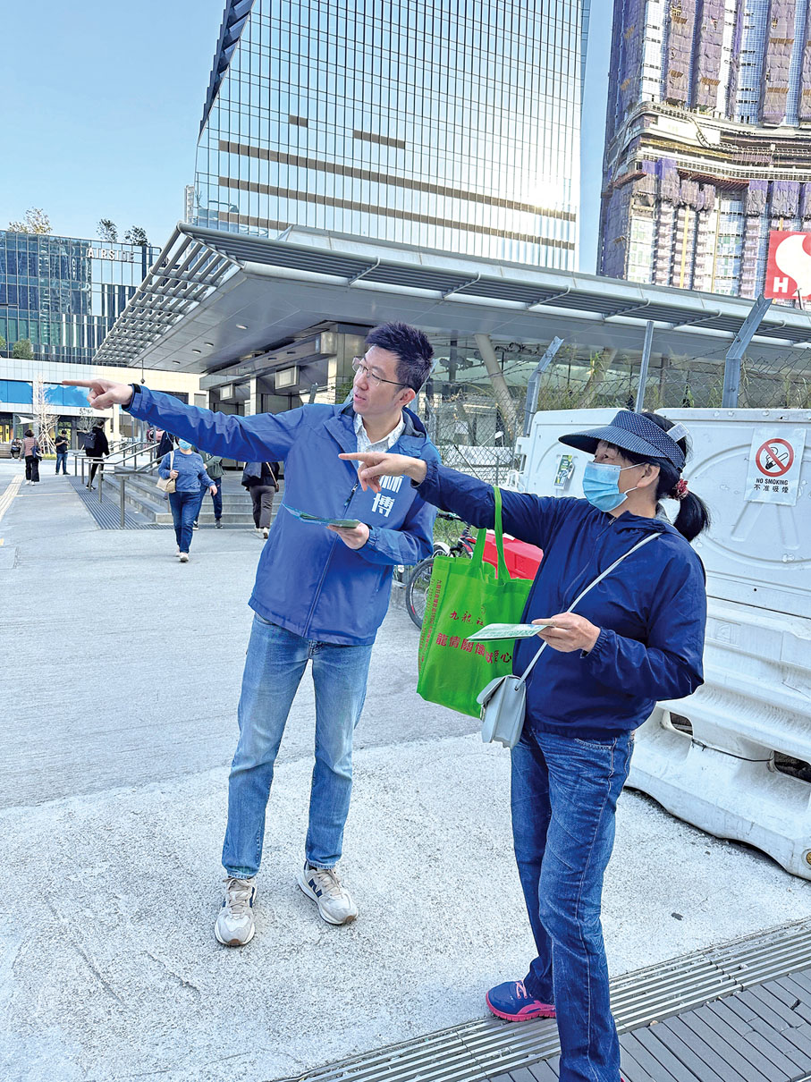 ◆林博傾力為地區服務，派發綠色集體運輸系統意見調查，定期與居民全接觸。