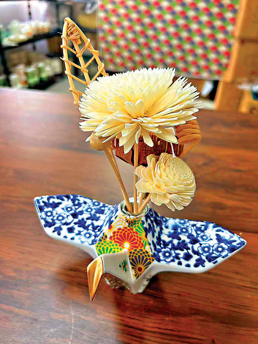 ◆馮思敏創作的「瓷鶴」擺件，亦可用於盛載香薰和插花。  