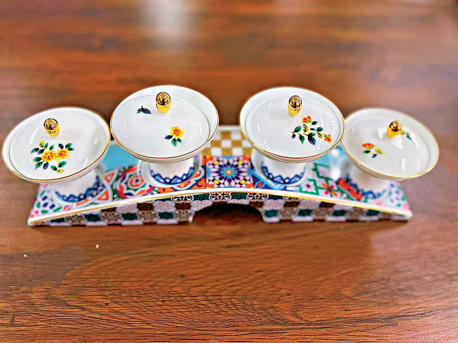 ◆結合拱橋元素的茶杯套裝充滿中國風。 