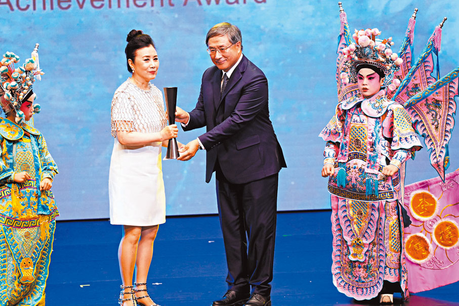 ◆政務司副司長卓永興向汪明荃頒發殊榮。