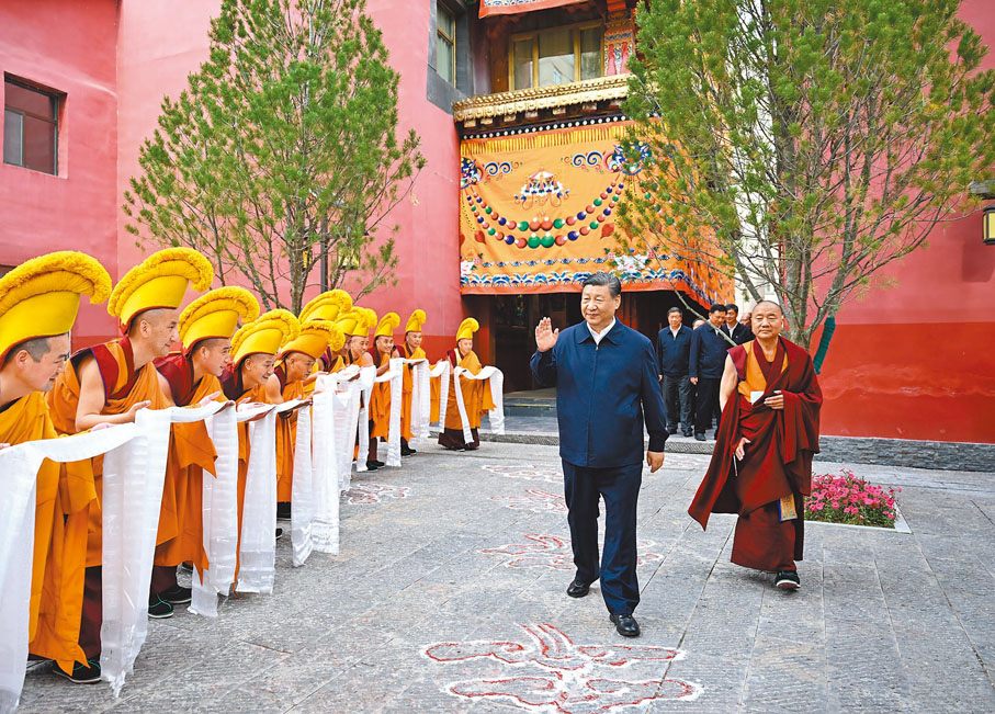 ◆6月18日下午，習近平來到宏覺寺，了解當地藏傳佛教界弘揚愛國愛教優良傳統、促進民族團結進步情況。 新華社