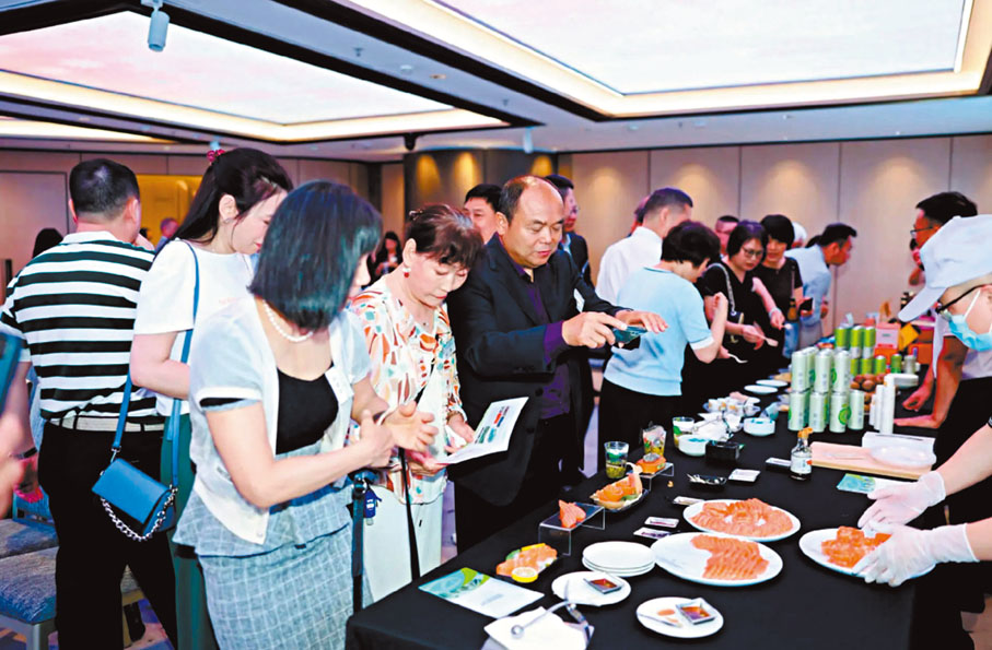 ◆香港家鄉市集嘉年華期間舉行的「秦嶺山珍走進香港品鑒推介」活動，展出了眾多秦嶺山珍和供港蔬菜產品。香港文匯報陝西傳真