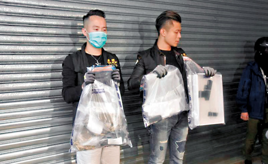 ◆警方在行動中檢獲手槍及200多發子彈等證物。 資料圖片