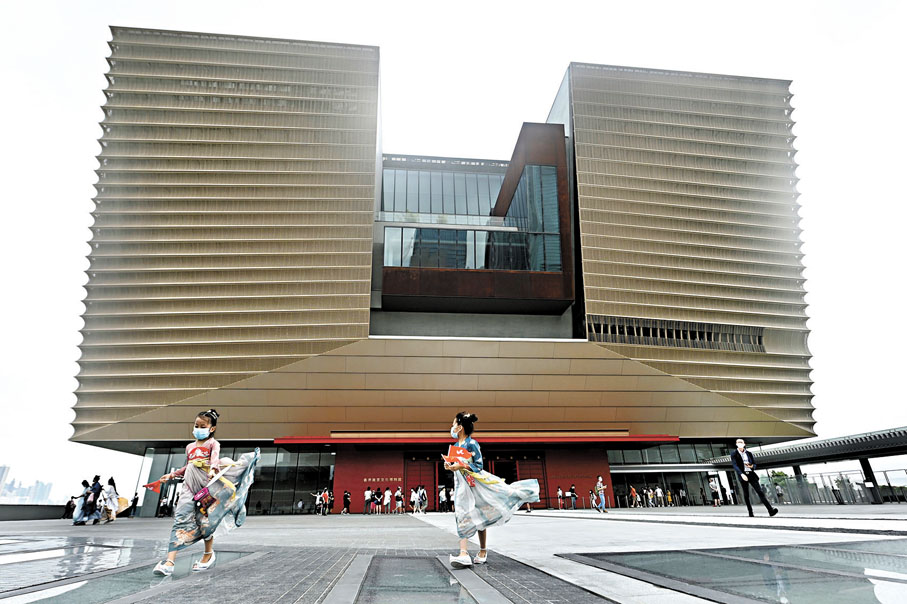 ◆香港故宮文化博物館於7月1日的免費參觀預約已額滿。圖為市民參觀香港故宮館。資料圖片