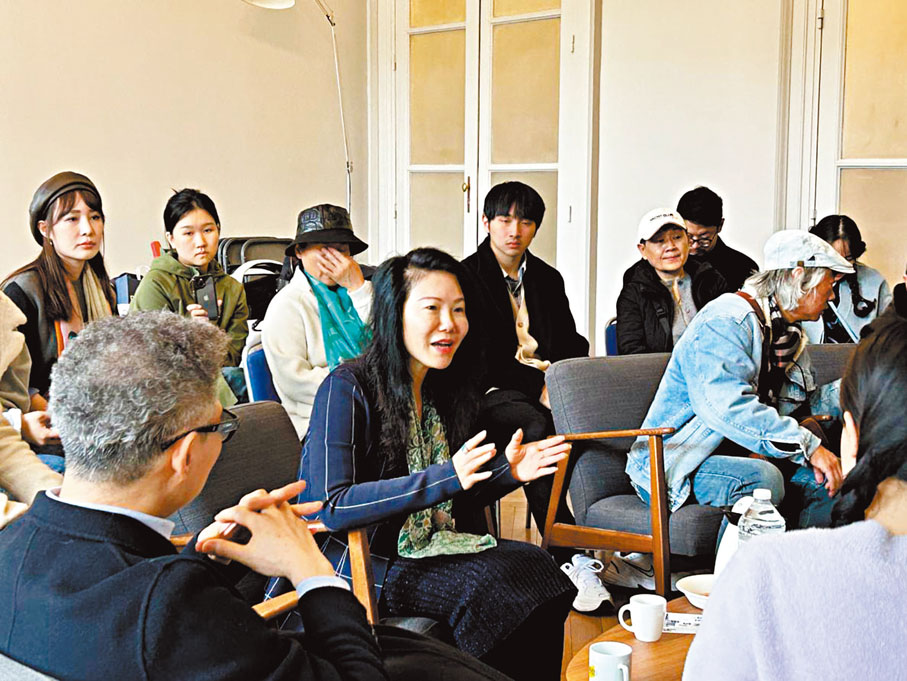 ◆馬菁汝在法國巴黎國立高等美術學院討論美術教育。