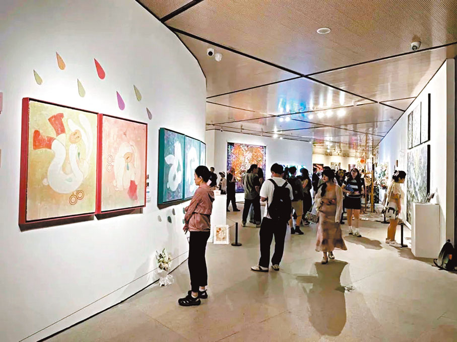 ◆央美畢業展逐漸吸引不同年齡段及圈層的人前來參觀。