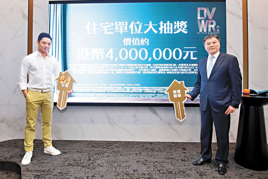 ◆大鴻輝集團曹展康(左)表示，西營盤尚逸最快7月1日展開首輪銷售。旁為彭偉雄。