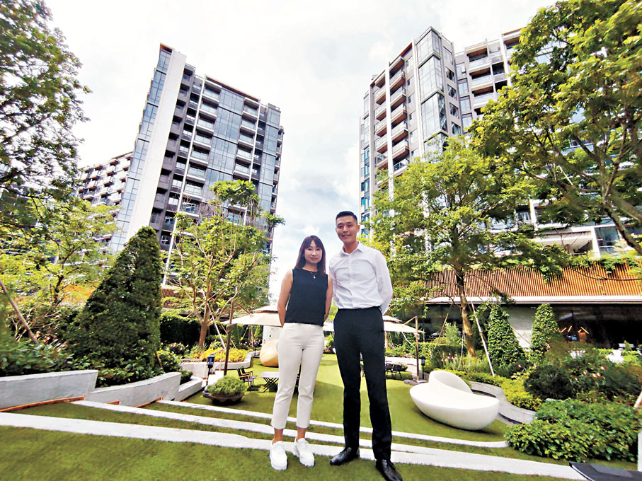 ◆新地梁楚穎(左)及陳詠康介紹在引水道上面的中央草坪及戶外兒童遊玩設施。