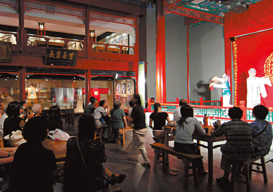 ◆觀眾在首都博物館戲樓欣賞北方昆曲劇院演員演唱的《牡丹亭》選段。 資料圖片