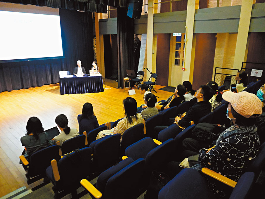 ◆王振義和邵天帥舉辦昆曲主題講座，吸引一眾戲迷參與。 張岳悅 攝