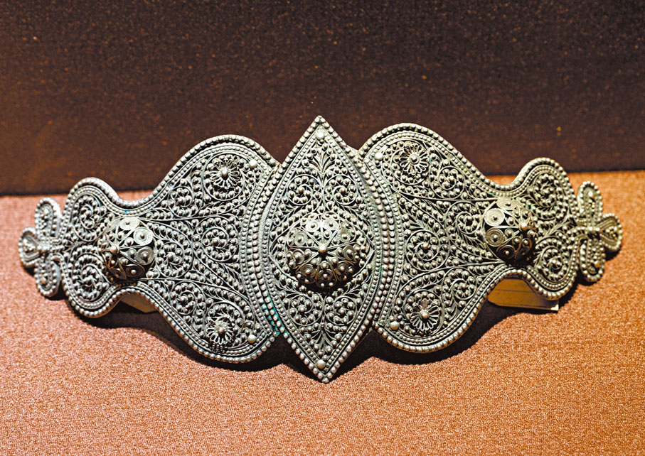 ◆亞美尼亞19世紀銀質腰帶扣。 