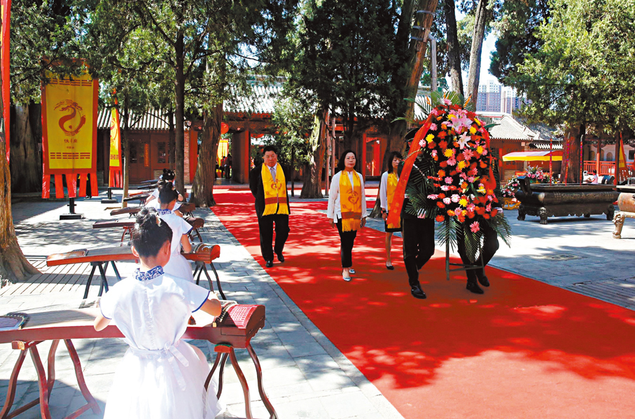 ◆港澳代表對公祭伏羲大典敬獻花籃。香港文匯報記者郭濤  攝