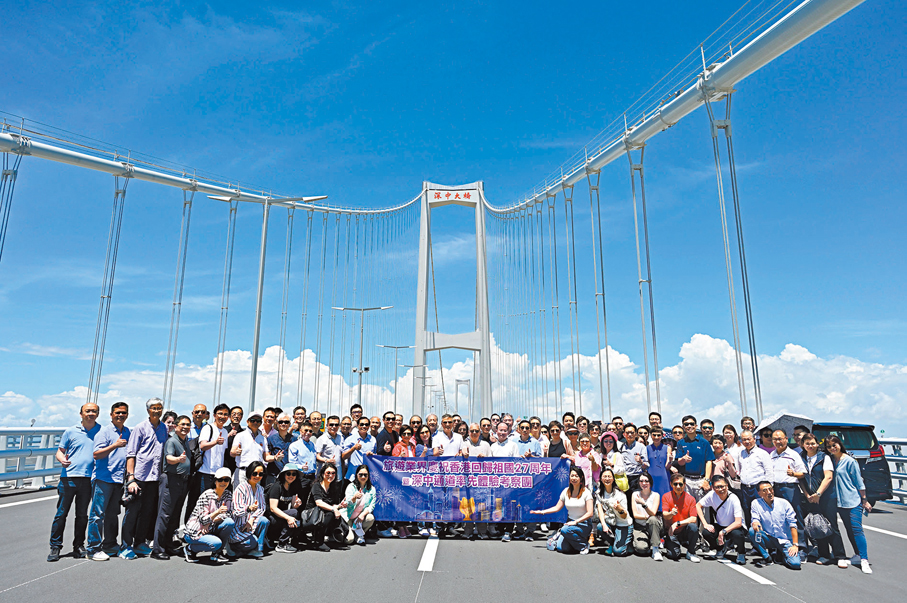 ◆港旅遊業界率先體驗深中通道。圖為深中通道率先體驗考察團在通道上合影。 受訪者供圖