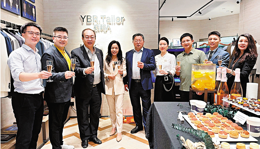 ◆衣邦人創始人、董事長兼CEO方琴（左四）及香港浙江大學校友會會長陳征（左三）。