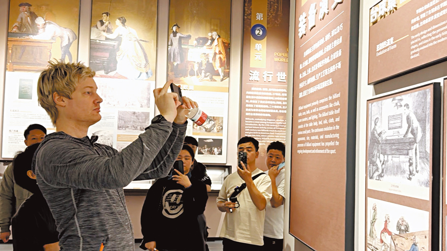 ◆羅伯遜參觀世界台球博物館。 星牌體育圖片