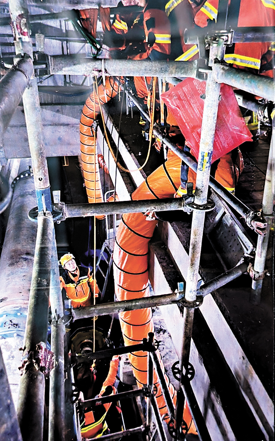 ◆去年9月柯士甸道西一個地盤地下冷卻管道發生兩死工業意外，多名消防員趕至救援及調查。 資料圖片