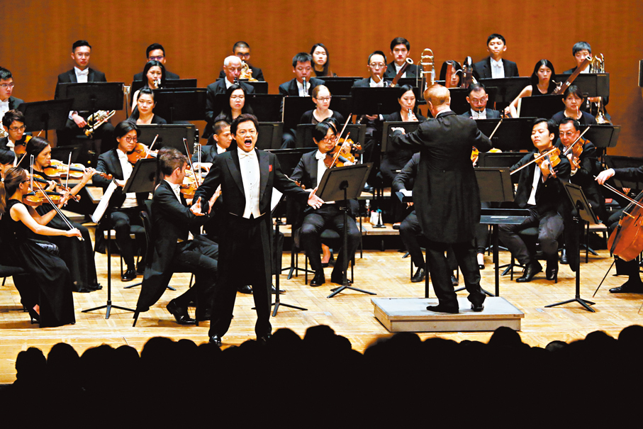◆香港的音樂表演多姿多彩,圖為著名男高音莫華倫演出中。 香港歌劇院提供