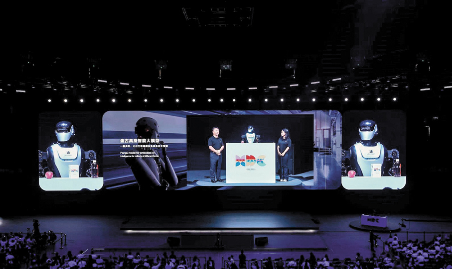 ◆人形機器人「夸父」亮相華為開發者大會。香港文匯報記者郭若溪  攝