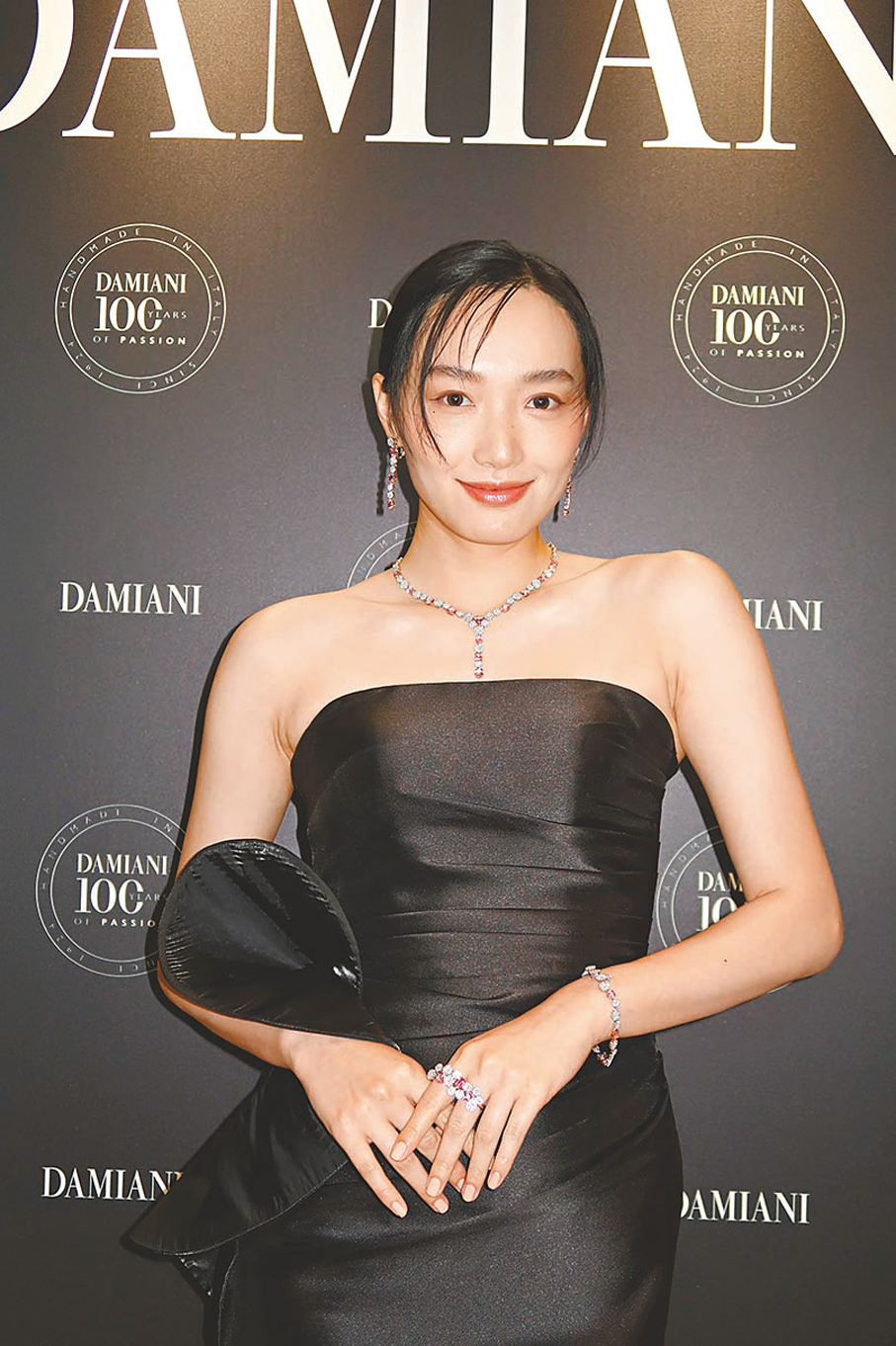 ◆蔡思韵佩戴貴重首飾時小心翼翼。