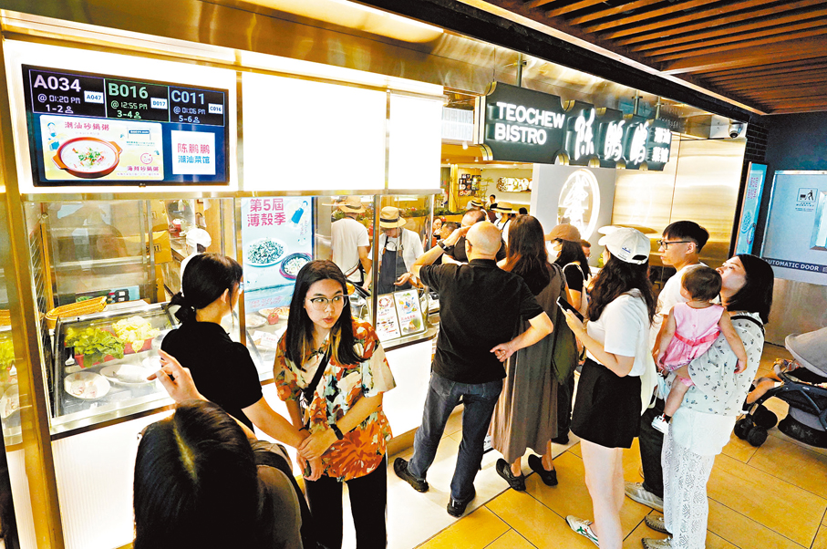 ◆內地品牌陳鵬鵬菜館,午膳時段顧客需輪候入場。 香港文匯報記者曾興偉 攝