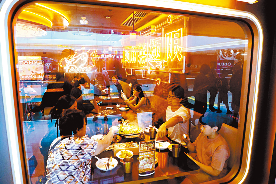 ◆「探魚」主打烤魚,店內高朋滿座。香港文匯報記者曾興偉 攝