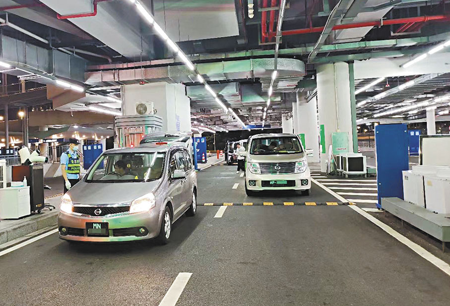 ◆由於太多港車北上車主集中於假日經珠海過關回港，令港珠澳大橋塞車嚴重。林世雄昨日表示，已和珠海相關部門商討，提出可利用科技手段或設預約制度解決問題。 資料圖片